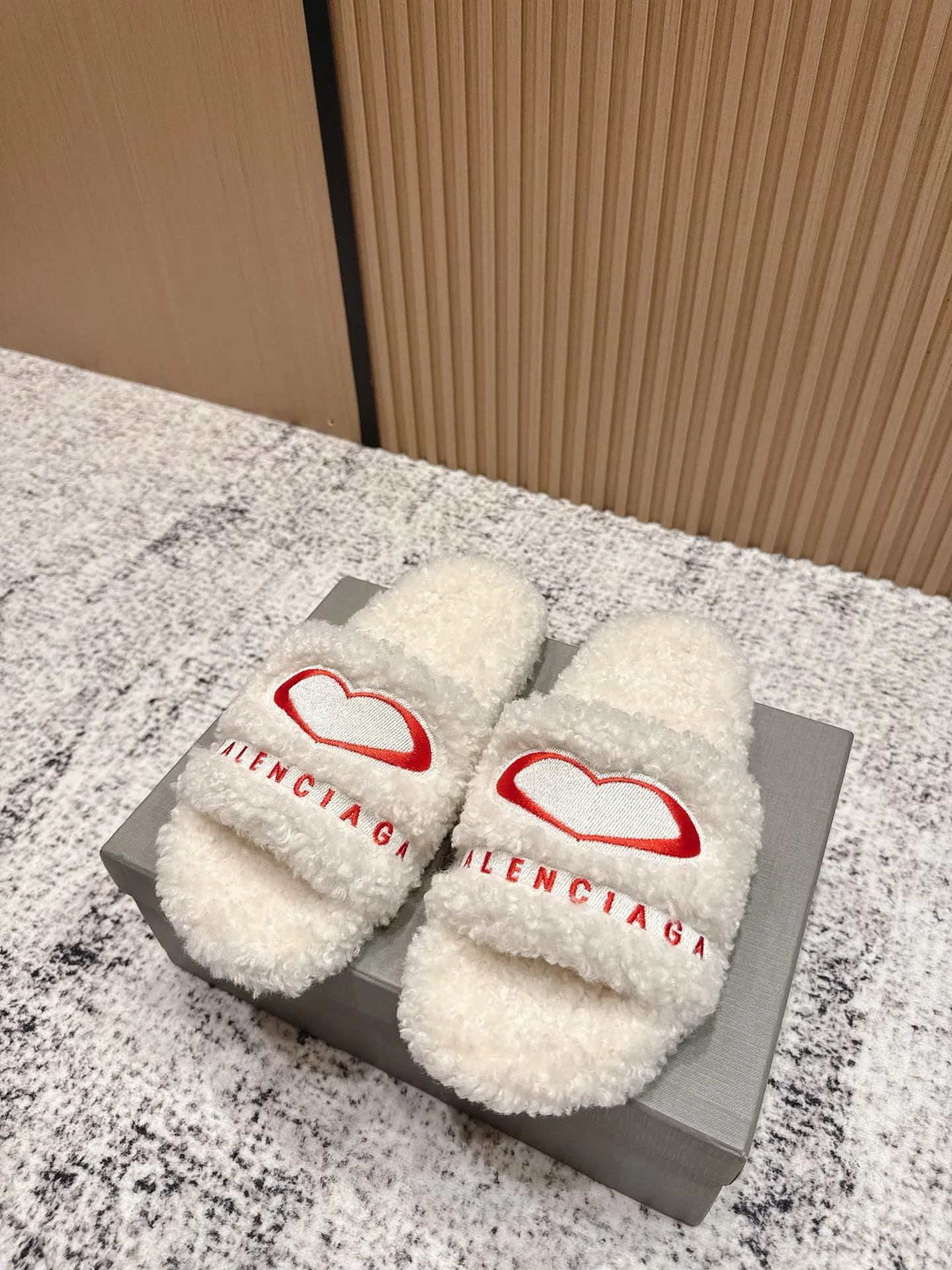 Factory direct sales p380🐘🐘Women's shoes, women's clothing, top version BALENCIAGA ~ Balenciaga fur slippers with new Balenciaga political Campaign logo embroidery! A favorite among European and American celebrities, celebrities, and internet celebrities, the upper is exquisite, hand-sewn and threaded, fluffy and soft against the skin.  This can be worn all year round! Wear it with socks in spring, autumn and winter, or wear it alone in summer. It looks good and is comfortable. The upper is wide, showing your feet and calves, and stepping into it is like bare feet on a carpet. It really matches, wears, and looks so good. When you put it on, it looks casual and simple fashion. It has a high-end feel and is invincible when you go out on the street! Size: 35-40
